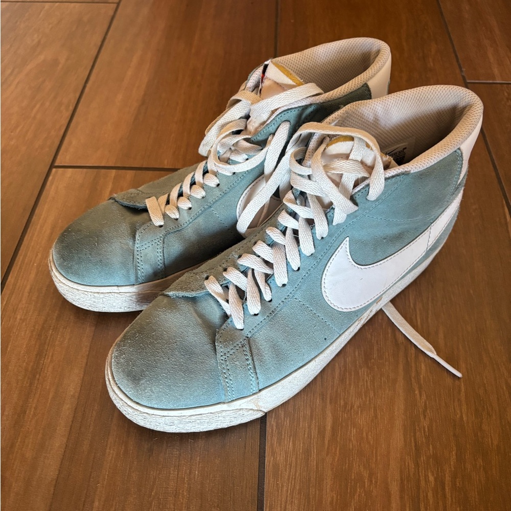 Women’s Nike Blazer in a beautiful teal color. Perfect for spring!
